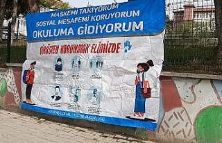 Okul bahçesinde Korona virüs bilgilendirme afişleri