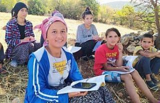 Online derse katılabilmek için tepe tepe geziyorlar