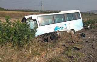 Osmaniye’de midibüs ile otomobil çarpıştı:...
