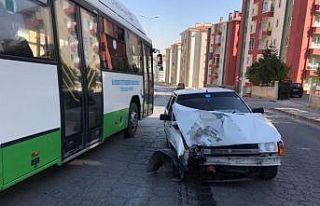 Otomobil aydınlatma direğine çarptı: 2 yaralı