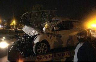 Otomobil bariyerlere ok gibi saplandı: 1 yaralı