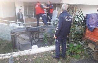Otomobil evin bahçesine düştü: 2 yaralı