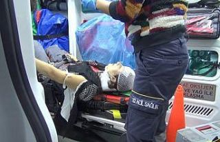 Otomobil hafif ticari araçla çarpıştı: 2 yaralı