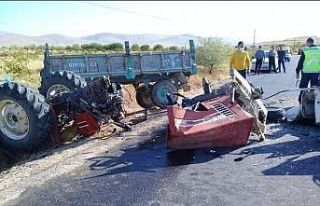 Otomobil ile çarpışan traktör ikiye bölündü:...