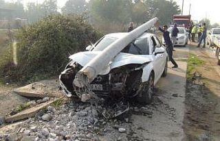 Otomobil ile elektrik direğine çarptı, aracı bırakıp...