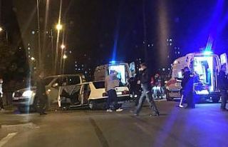 Otomobil ile ticari araç çarpıştı: 10 yaralı