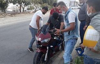 Otomobil motosiklete çarpıp kaçtı: 2 yaralı