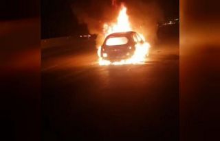 Otomobil otoyolda alev alev yandı