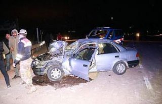 Otomobil pancar yüklü tırın altına girdi: 1 ağır...