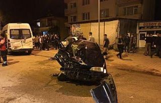 Otomobil park halindeki minibüse arkadan çarptı:...