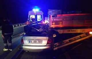 Otomobil Tır’a arkadan çarptı: 2 yaralı