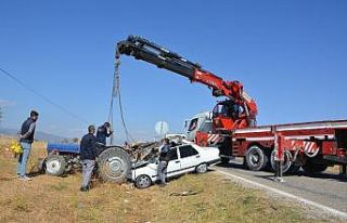 Otomobil traktöre arkadan çarptı: 3 yaralı