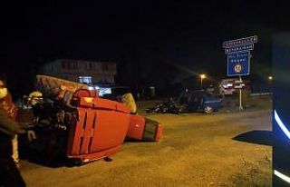Otomobil traktörle çarpıştı: 3 yaralı