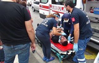 Otomobilin çarptığı motosiklet sürücüsü hastanelik...