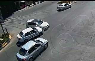 Otomobillerin çarpıştığı kaza kamerada