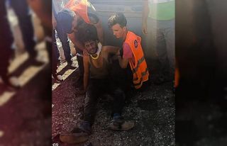 Otoyol şantiyesinde üzerinden silindir geçen işçi...