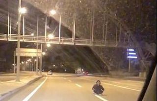Otoyolda yol ortasına oturan kadın, ölüme davetiye...