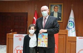 Öykü ve resim yarışması kazanan çocuklar ödüllerini...