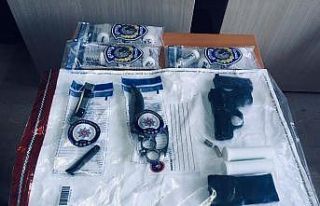 Oyun parkına saklanmış, silah ve uyuşturucu bulundu