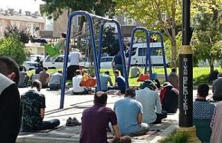 Oyun parkında başlayan namaz salıncakta bitti