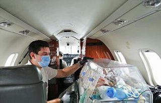 (ÖZEL) Ambulans uçakla bir günde iki bebek operasyonu