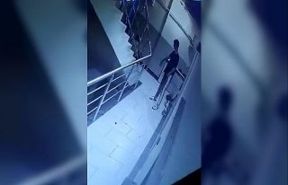 (Özel) Apartmana giren iki şahsın ayakkabı çaldığı...