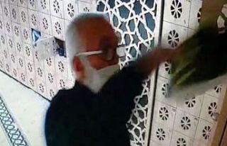 (ÖZEL) Camiden ayakkabı çalan hırsız kamerada