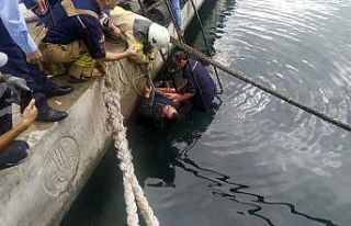 (Özel) Denize düşen şahsa korona virüs nedeniyle...