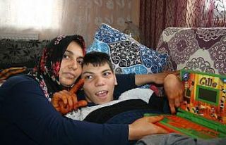 (Özel) Engelli oğlunun hayal ettiği laptopa anne...