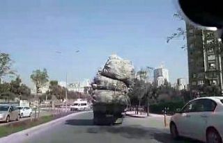 (Özel) Kasasında metrelerce yükseklikteki çuvallarla...