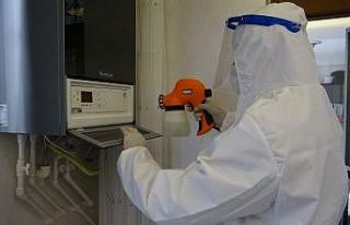 (Özel) Kombi bakımında koruyucu elbise ve maske...