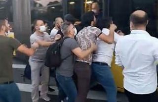 (Özel) Metrobüs durağında meydan kavgası kamerada