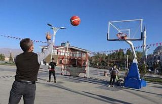 (Özel) Van Gölü sahilinde penaltı ve basketbol...