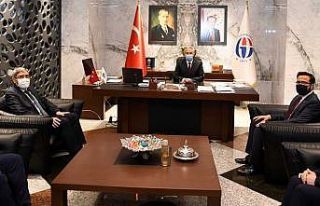 Özkeçeci’den Rektör Özaydın’a hayırlı olsun...