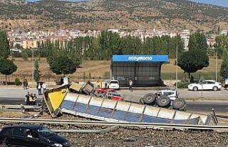 Pancar yüklü tır devrildi: 1 yaralı