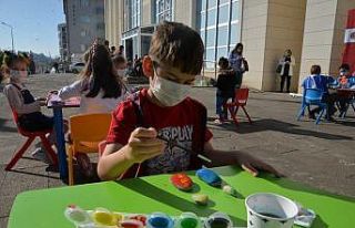Pandemi sürecinde bunalan çocuklar taş boyama etkinliği...