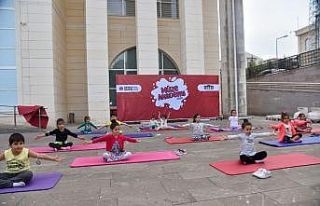 Pandemi sürecinden bunalan çocuklar yoga ile rahatladılar