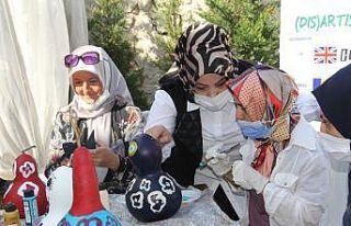 Pandemide evden çıkamayan “özel bireyler” süs...