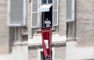 Papa ile aynı konutta kalan bir kişide Covid-19...