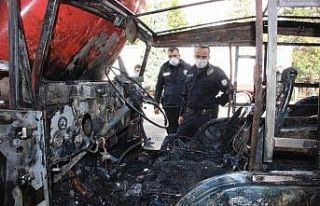 Park halindeki cip yanarak demir yığınına döndü