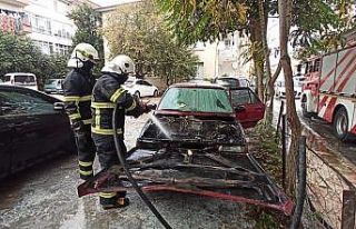 Park halindeki otomobil bir anda alev aldı