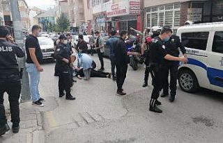 Park kavgasına müdahale eden polisin parmağını...