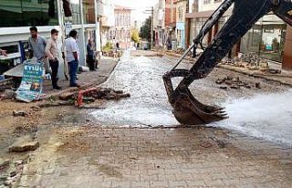 Patlayan borudan fışkıran su yolları göle çevirdi