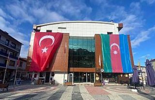 Pazaryeri Belediye binasına dev Azerbaycan bayrağı...