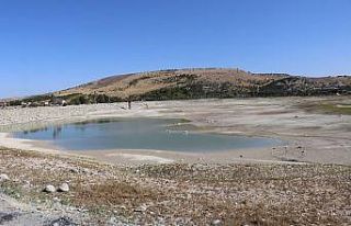 Pınarbaşı göletinde sular çekildi