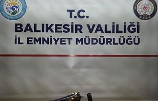 Polis aranan 22 şahsı yakalarken, 7 silah ele geçirdi
