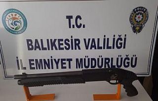 Polis Balıkesir’de 29 aranan şahsı yakalarken,...