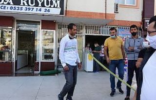 Polis kıyafeti giyen soyguncu, kuyumcuyu soydu