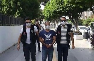 Polisi görünce uyuşturucu maddeyi attı, kaçamadı