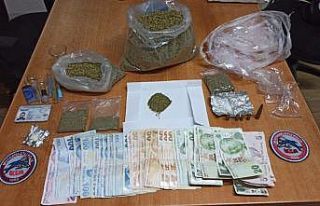 Polisin şüphe üzerine durdurduğu taksiden uyuşturucu...